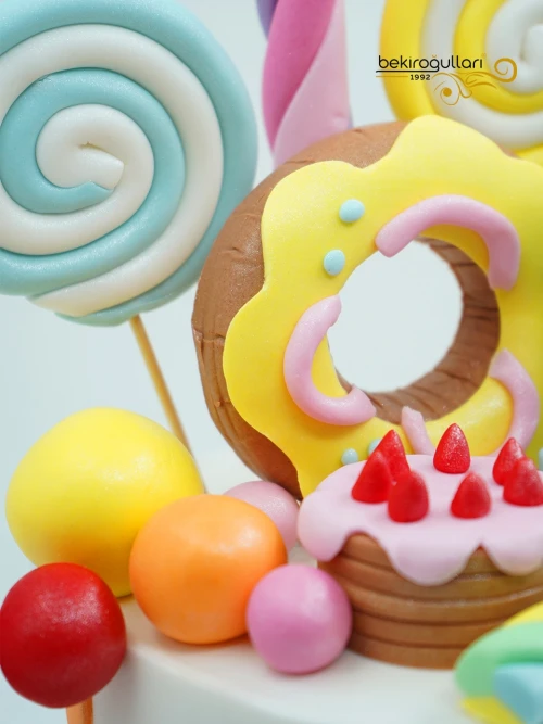 Şeker Ve Donut Süslemeli Butik Pasta