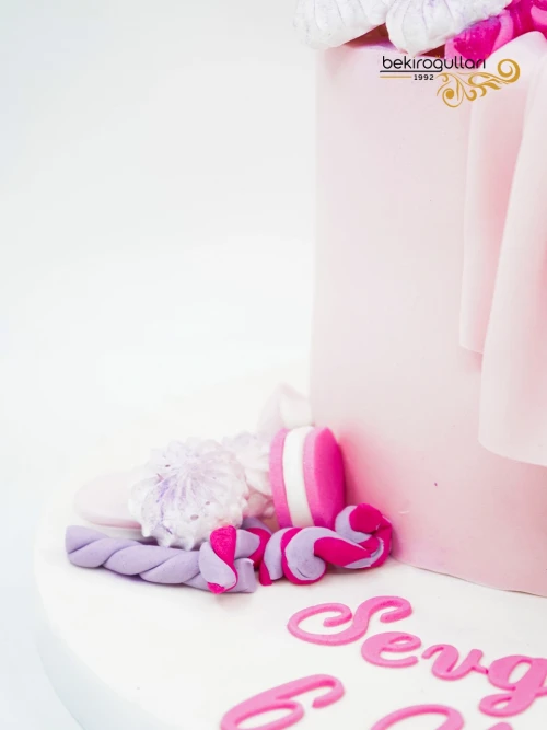 Şekerleme Ve Kız Figür Butik Pasta