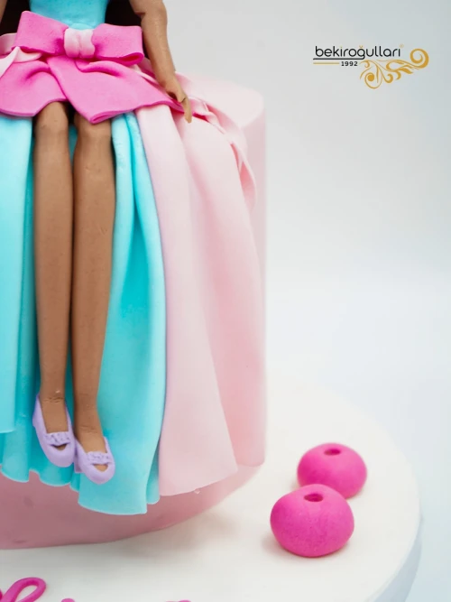 Şekerleme Ve Kız Figür Butik Pasta