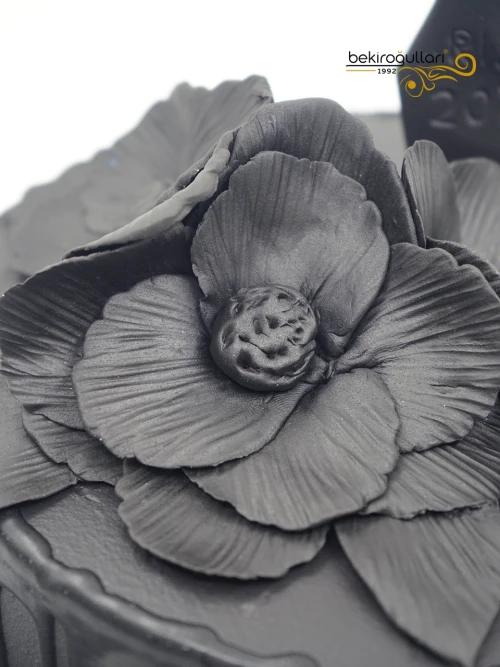 Siyah Çiçek Süslemeli Butik Pasta