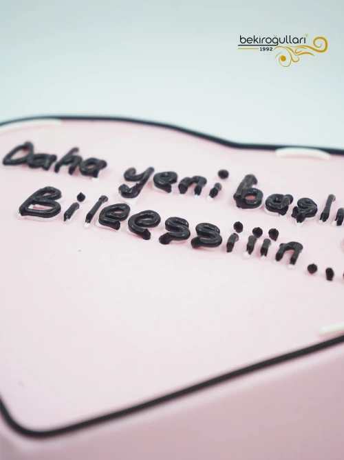 Yazı Detaylı Pembe Pasta