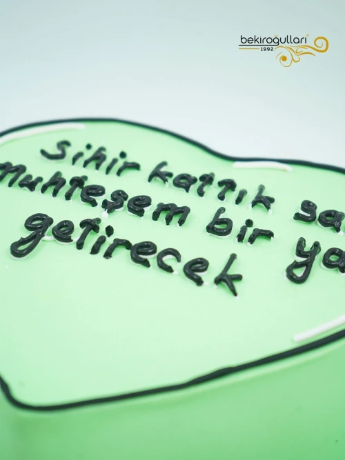 Yazı Detaylı Yeşil Pasta