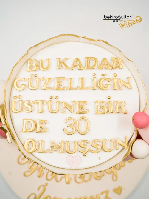 Yazılı Ve Top Süslemeli Butik Pasta