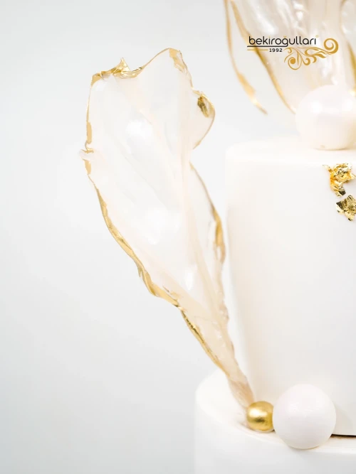 Beyaz Ve Gold Detay Nişan Pastası