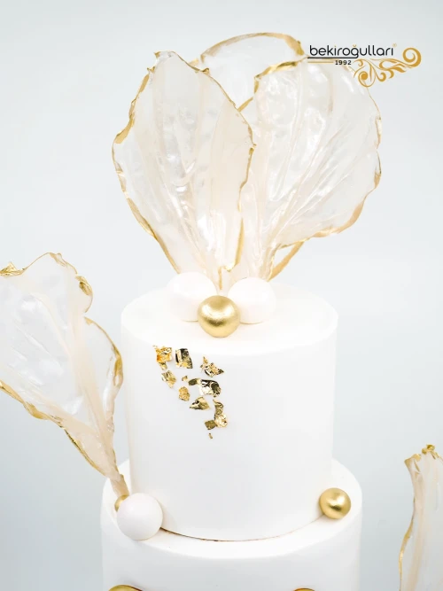 Beyaz Ve Gold Detay Nişan Pastası