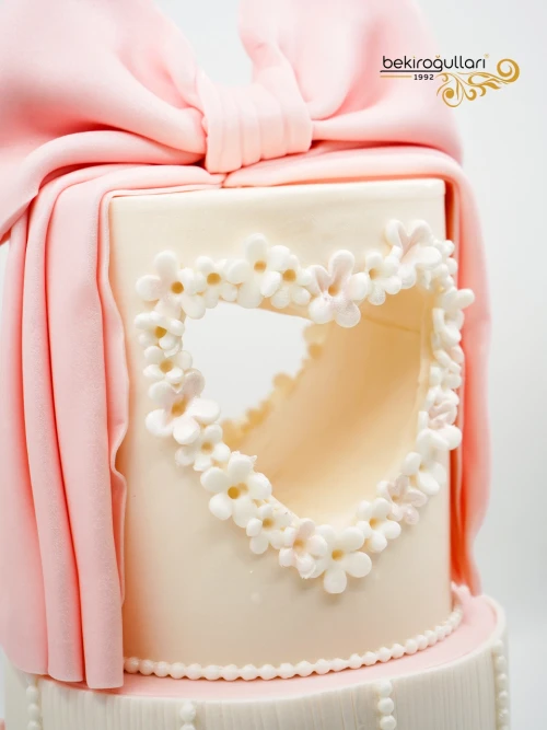 Kurdele Ve Kalp Detay Konsept Pasta