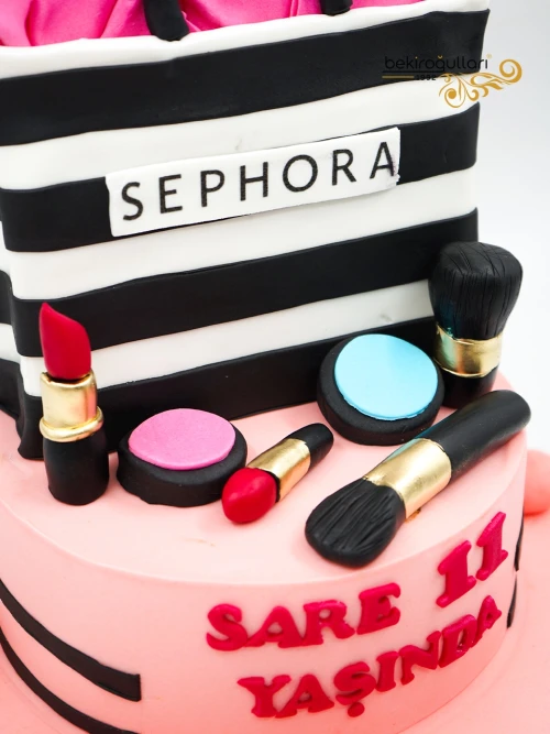 Makyaj Malzemeleri Konsept Tasarım Pasta