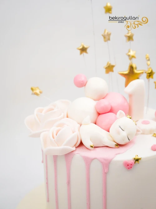 Pembe Ve Beyaz Detay Tasarım Pasta