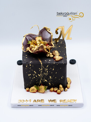 Çilek Detaylı Konsept Küp Pasta