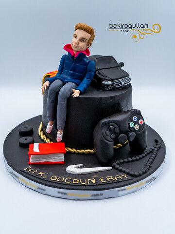 Erkek Figürlü Araba Oyun Konsolu Temalı Pasta
