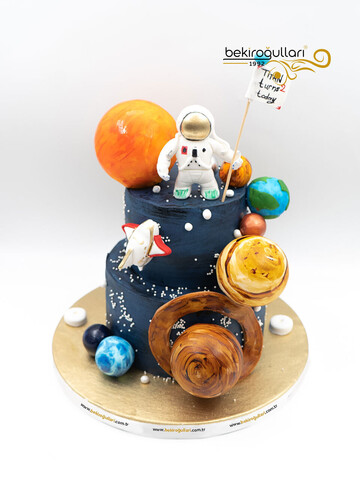 Galaksi Gezegenler ve Astronot Figürlü Konsept Pasta