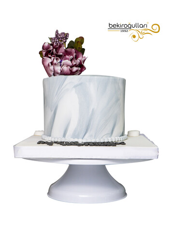 Mermer Desenli Kırmızı Güllü Model Konsept Söz Nişan Pastası