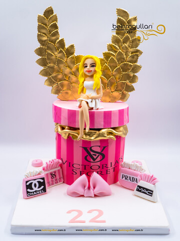 Sarışın Kadın Figürlü Kanatlı Konsept Pasta