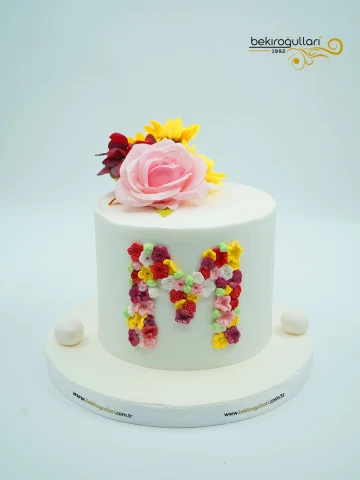 Çiçek Süsleme Ve Harf Detaylı Butik Pasta