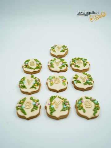 Çiçek Süslemeli Harf Detay Kurabiye