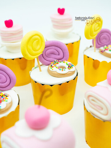 Renkli Şekerlemeli Cupcake