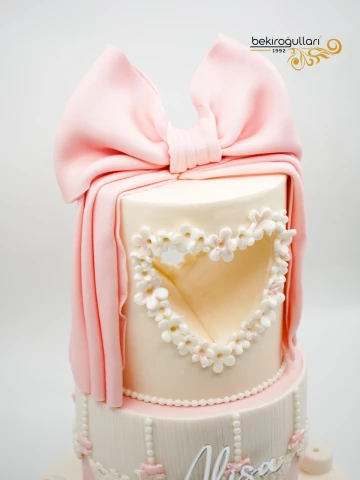 Kurdele Ve Kalp Detay Konsept Pasta