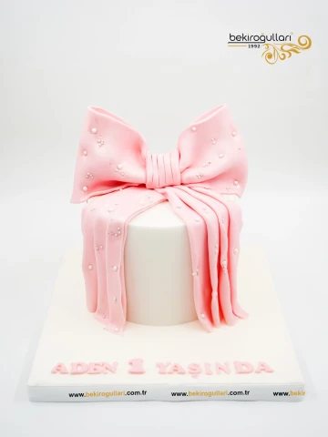 Pembe Kurdele Detay Tasarım Pasta